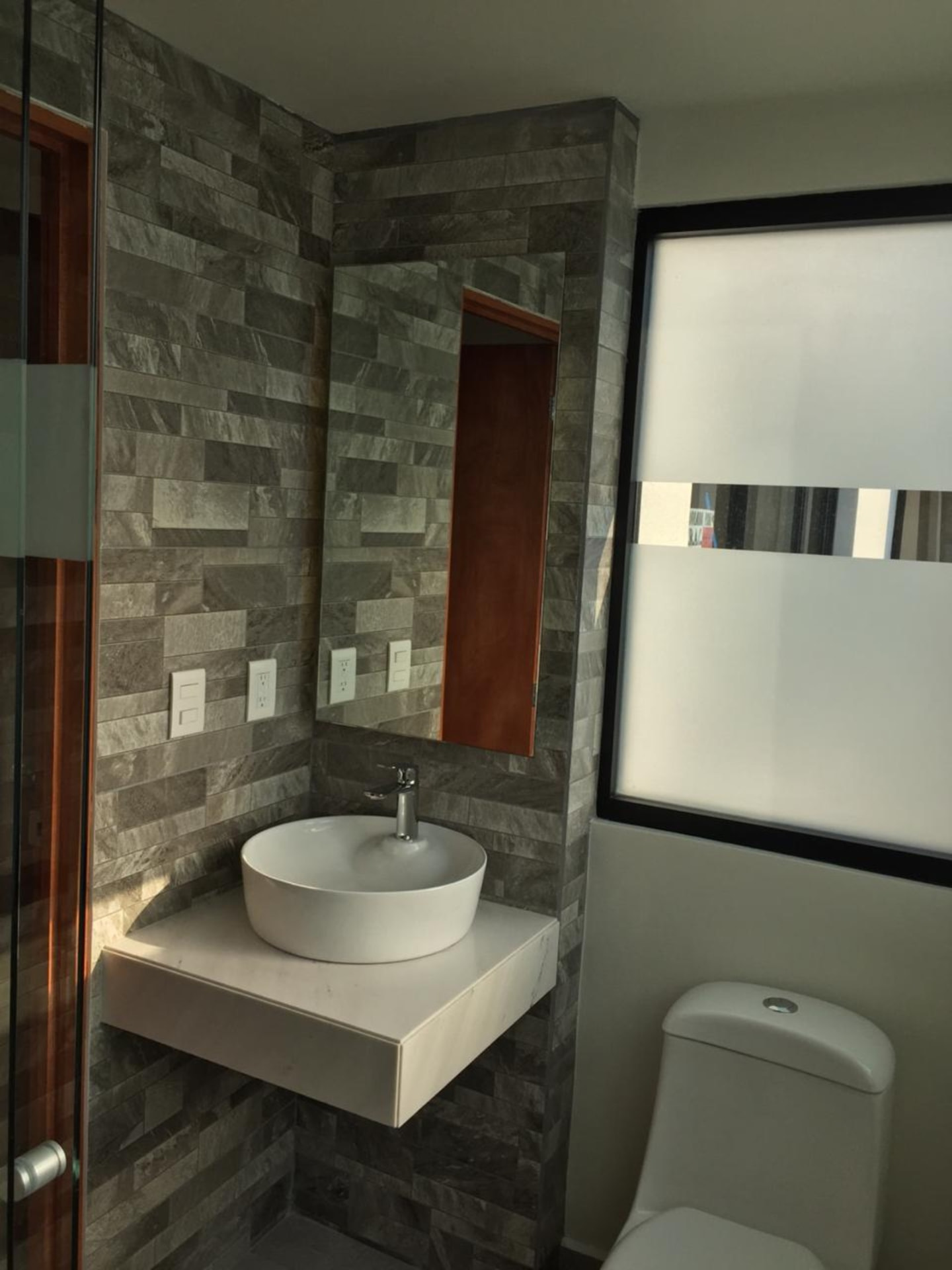 Baño de visitas · Casa Ermita, CDMX