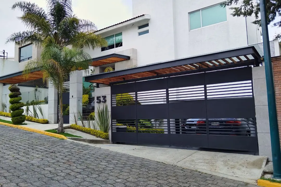 Fachada de residencia en Zona Esmeralda, Estado de México, renovada por Rojo MX Arquitectura