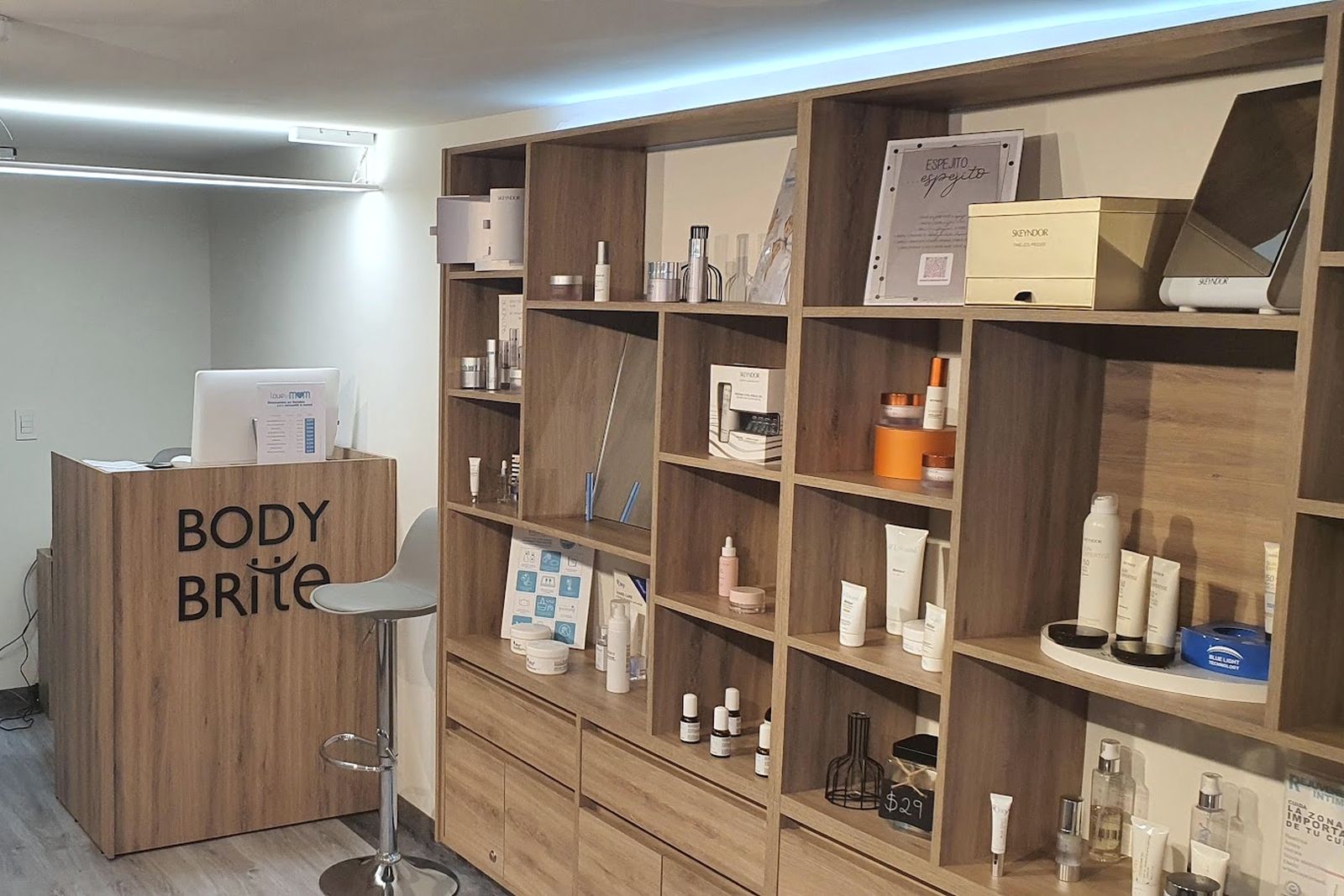 Interior de una sucursal Bodybrite adecuada por Rojo MX