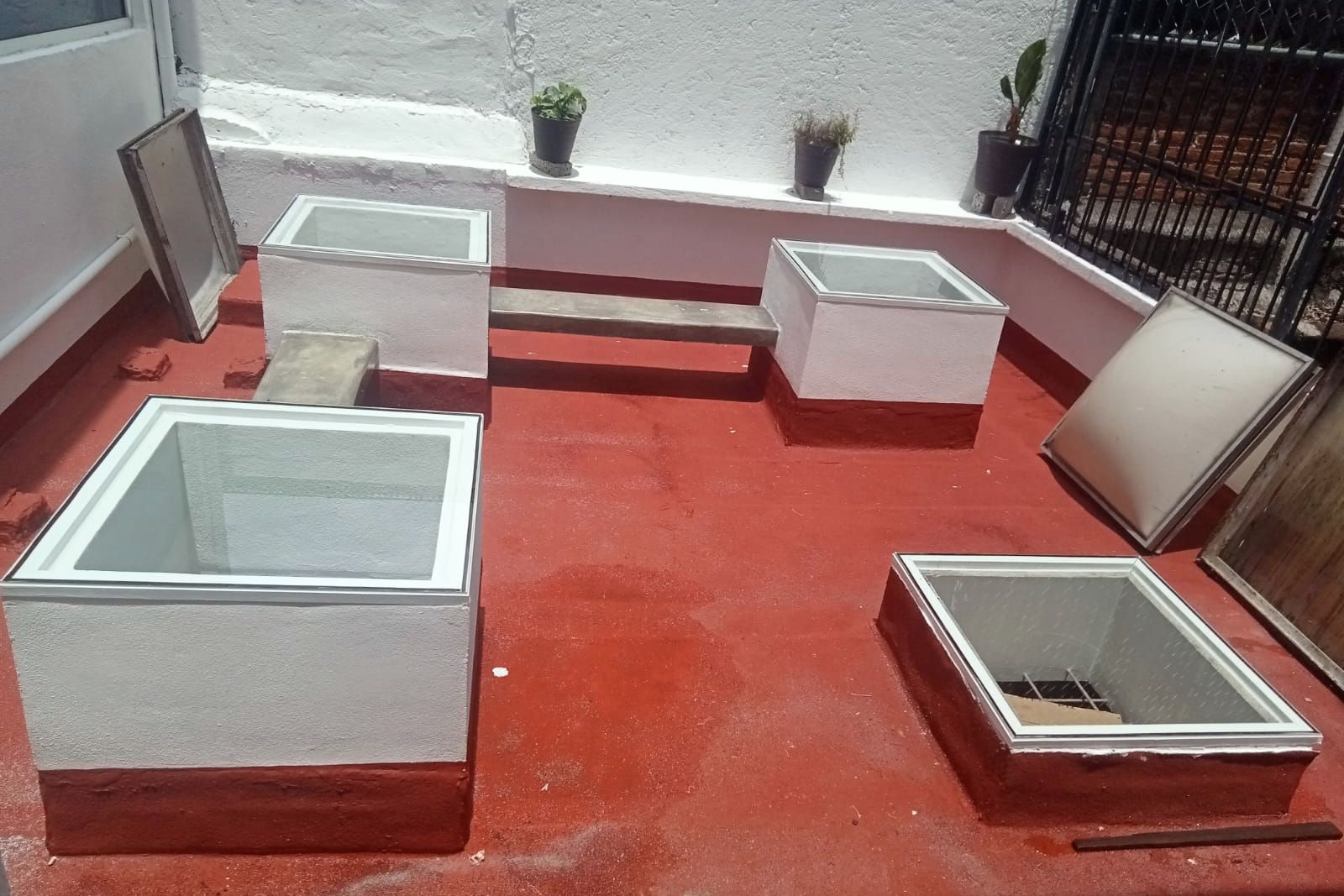 Terraza de trabajo al aire libre en Oficinas Kepler realizada por Rojo MX