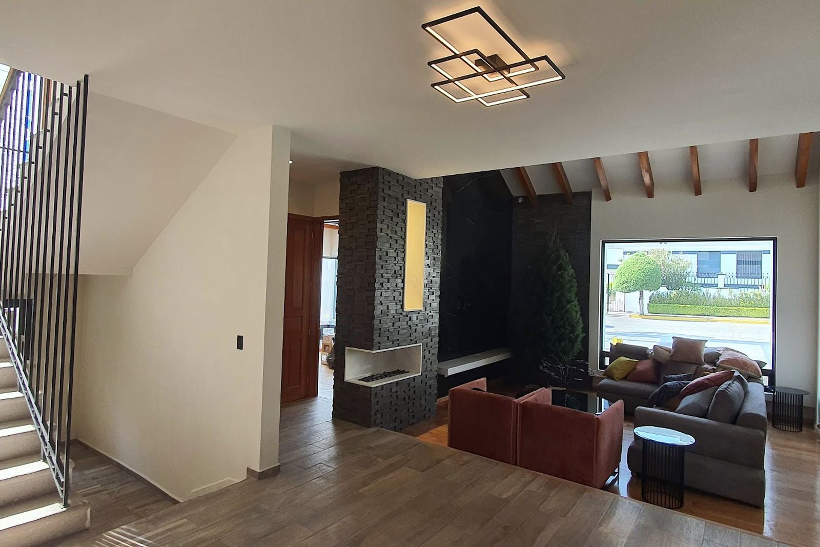 Sala remodelada de Casa Valle de los Olivos por Rojo MX