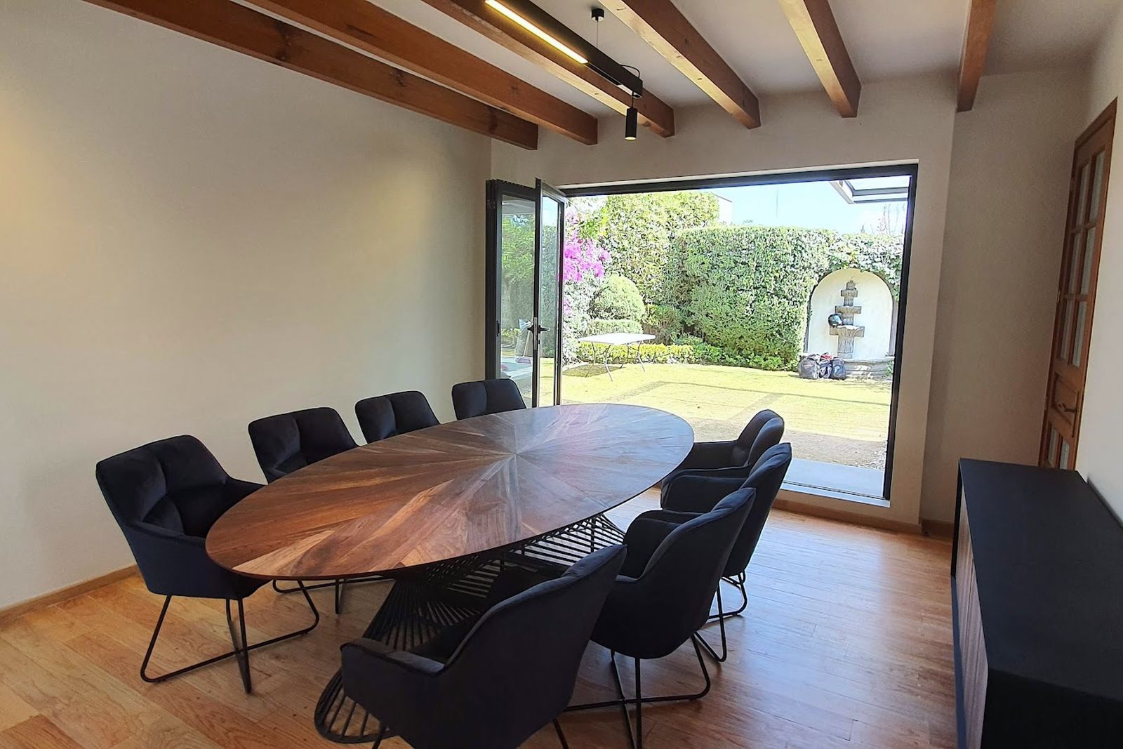 Comedor remodelado de Casa Valle de los Olivos por Rojo MX