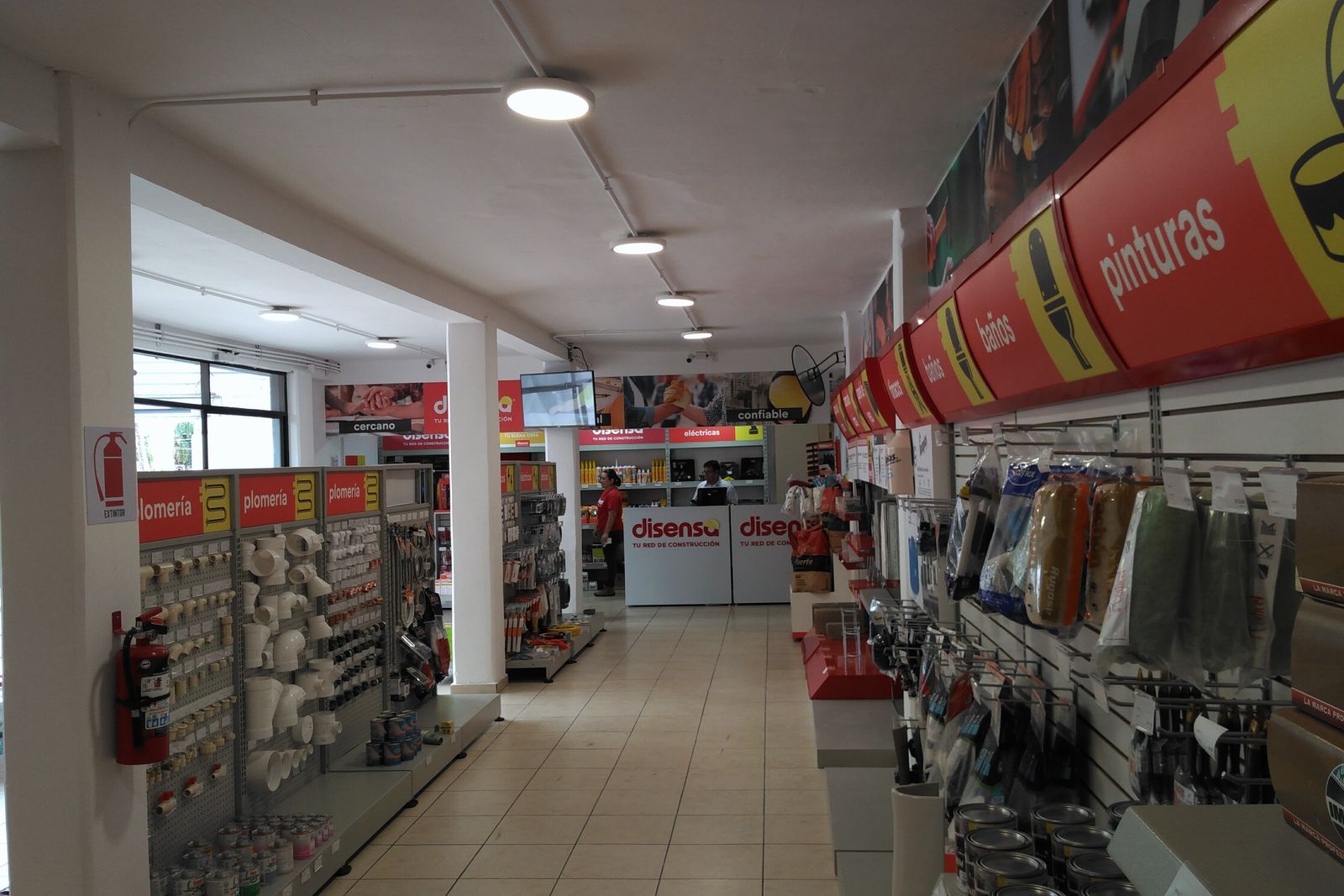 Interior de un punto de venta Disensa adecuado por Rojo MX