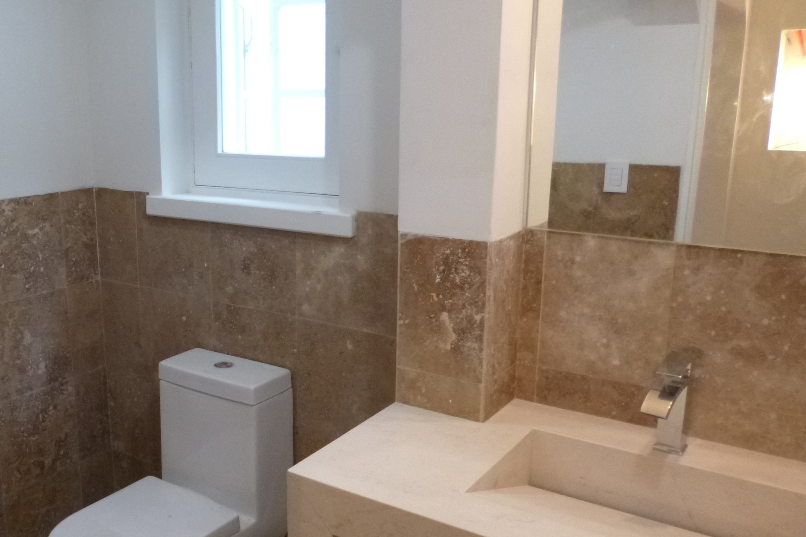Baño de travertino · Casa Agua Escondida, Tlalpan