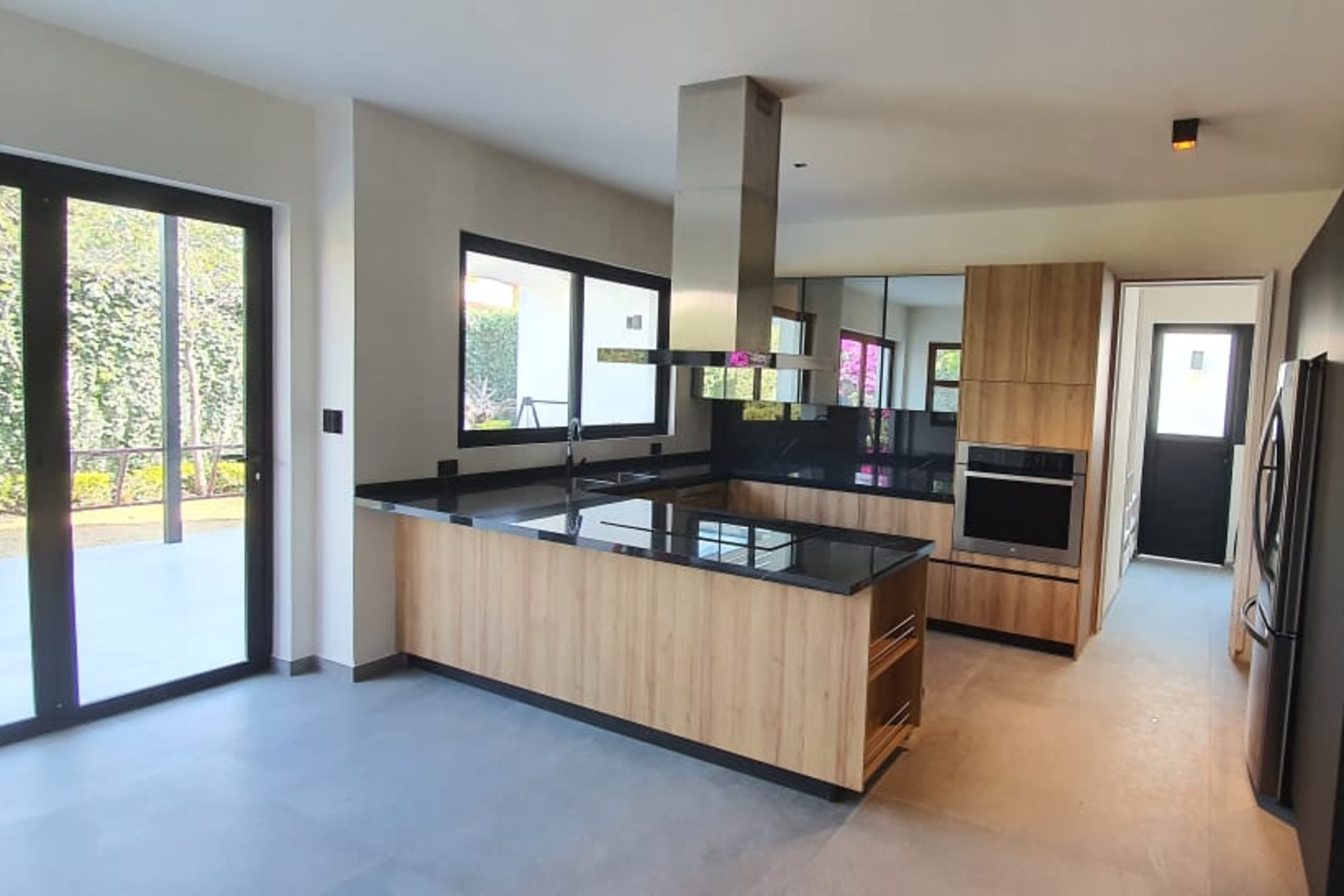 Cocina abierta al jardín · Casa Valle de los Olivos