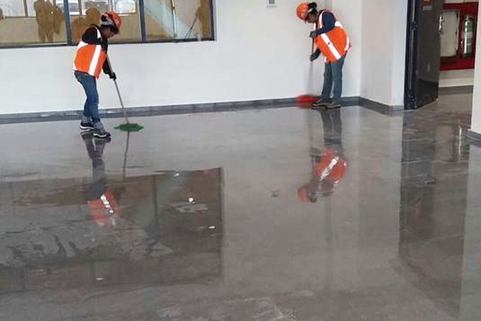 Pisos industriales y escalera de terrazo colocados por Rojo MX en una planta armadora de autos en Puebla